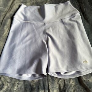 ALO Yoga Women's 5" Airlift Energy Short
Color: Lilac Blue Shorts size medium